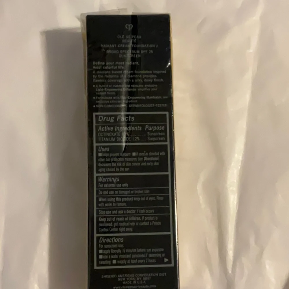 Cle de peau beaute radiant cream foundation 090 very deep ocher